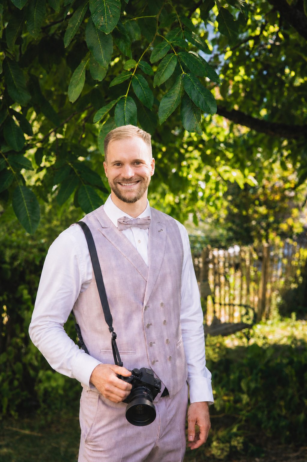 Hochzeitsfotograf Richard Kriss lächelt mit Kamera in Vorarlberg direkt in die Kamera