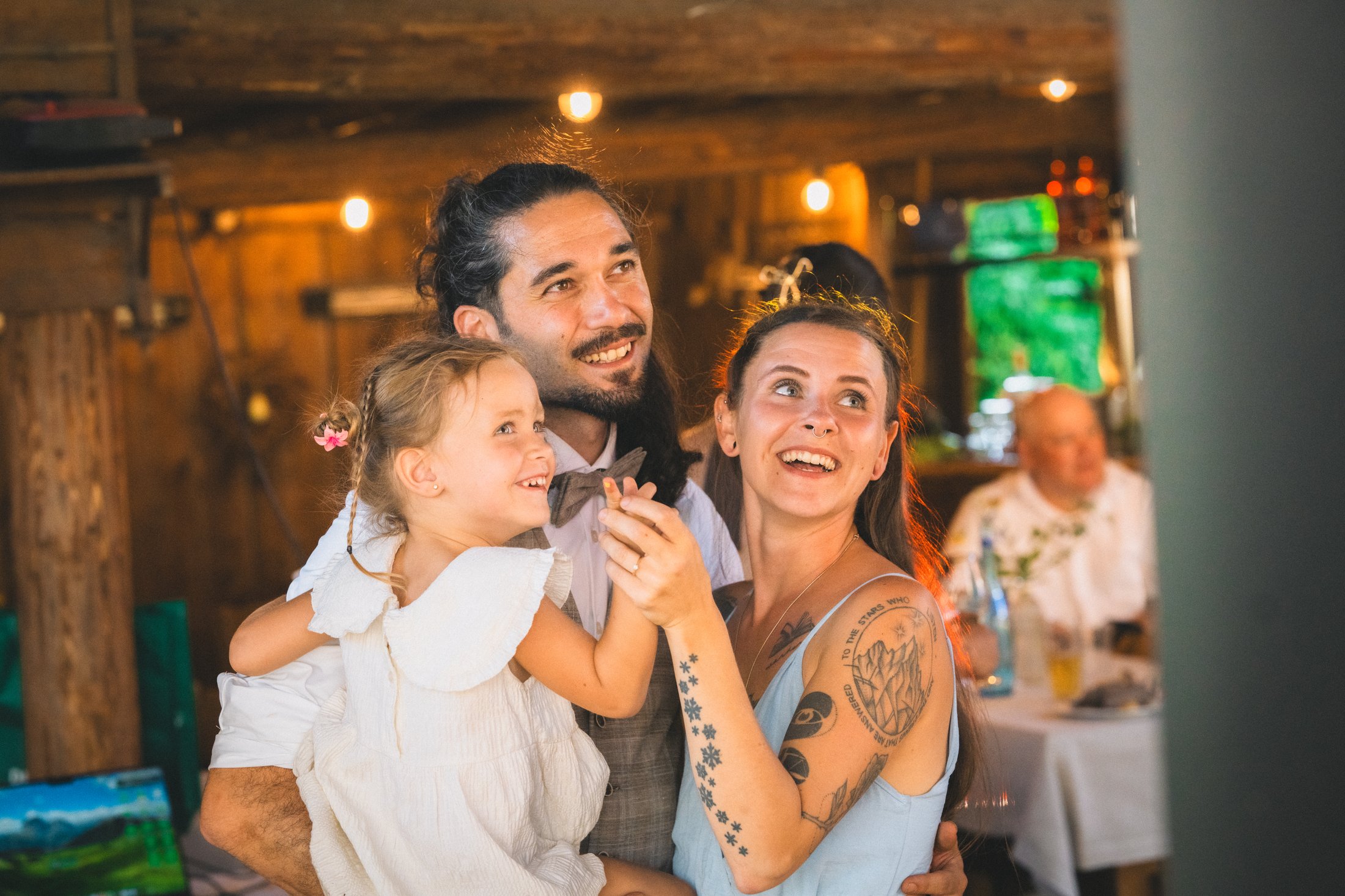 Lebendiger Familienmoment bei der Hochzeitsfeier