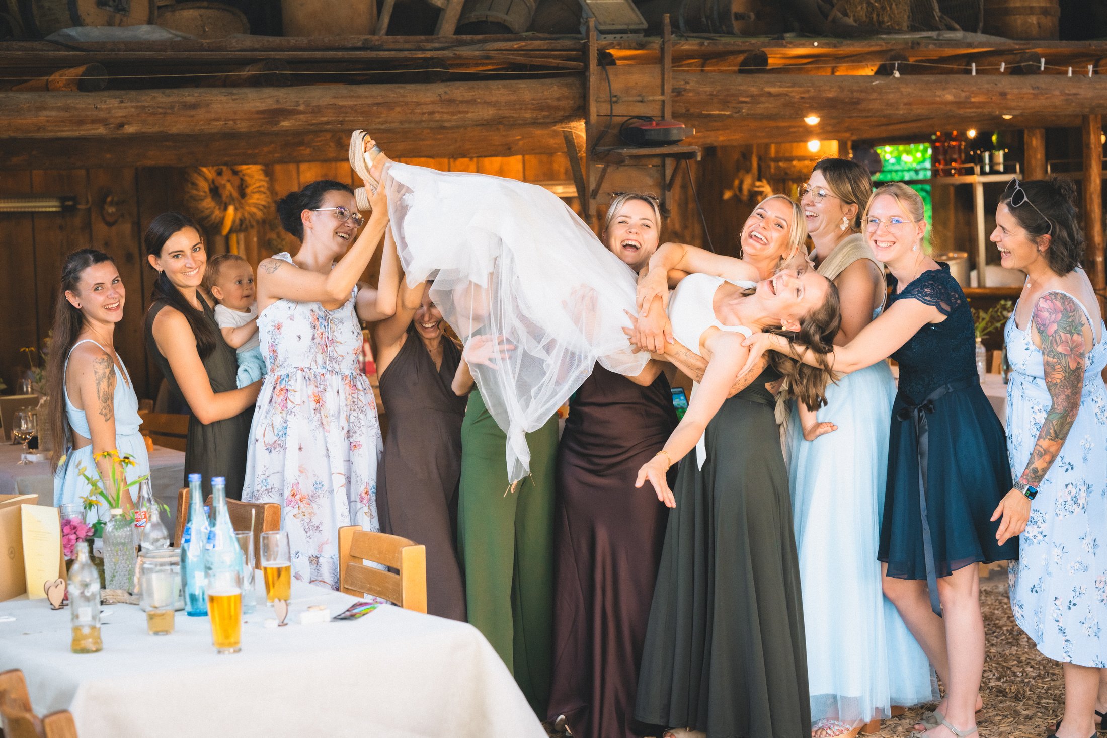 Braut und Freundinnen lachen bei einer Hochzeitsfeier in Vorarlberg