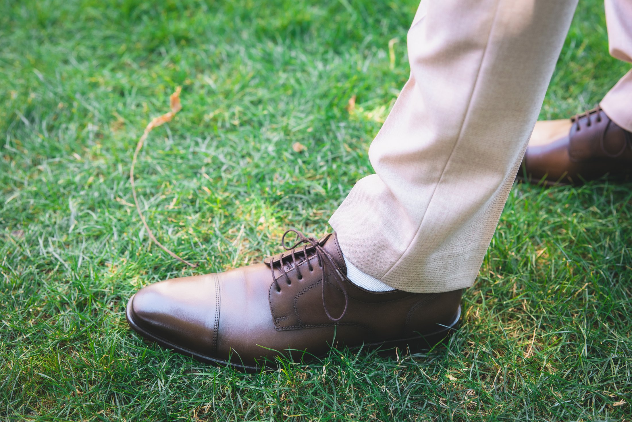 Hochzeitsdetails mit Schuhen des Bräutigams